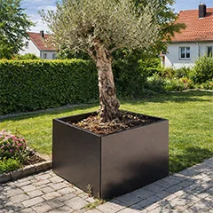 Oceľové kvetináče v čisto riešenej záhrade s moderným a nadčasovým vzhľadom